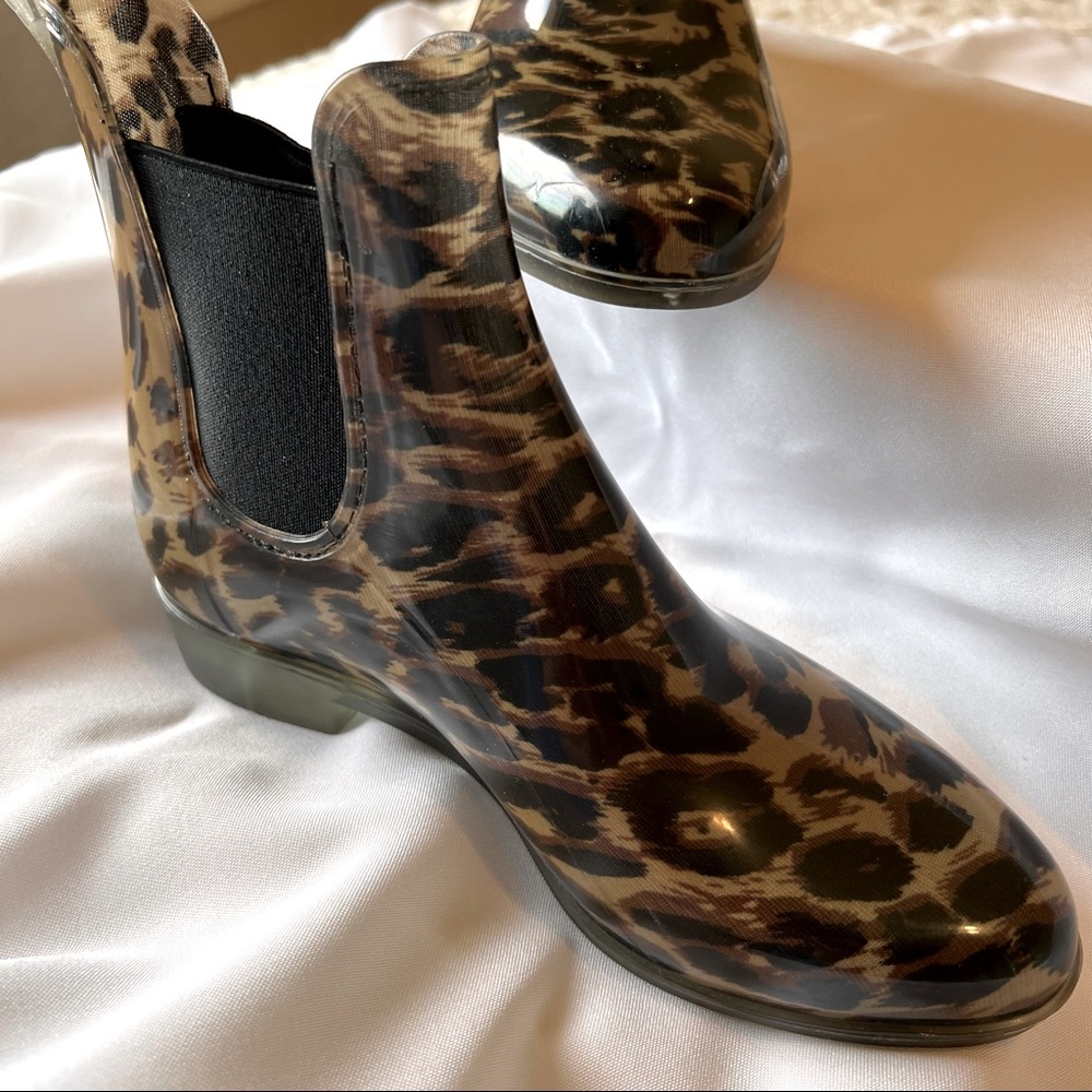 ⬇️💲J Crew Chelsea Leopard Print Booties Size 6